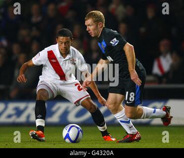 Fußball - FA Cup - vierte Runde - Southampton / Manchester United - St. Mary's Stadium. Paul Scholes von Manchester United (rechts) führt den Ball an Southampton's Alex Oxlade-Chamberlain (links) vorbei. Stockfoto