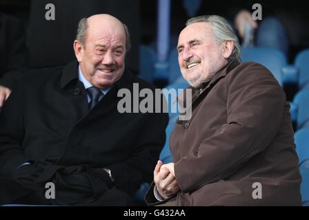 Fußball - FA Cup - vierte Runde - Everton gegen Chelsea - Goodison Park. Frank Lampard SNR (rechts) an den Ständen mit dem ehemaligen Everton-Manager Howard kendall Stockfoto