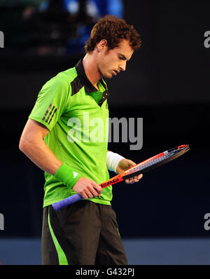 Der Großbritanniens Andy Murray reagiert in seinem Spiel gegen den serbischen Novak Djokovic im Herrenfinale am 14. Tag der Australian Open 2011 im Melbourne Park in Melbourne, Australien. Stockfoto