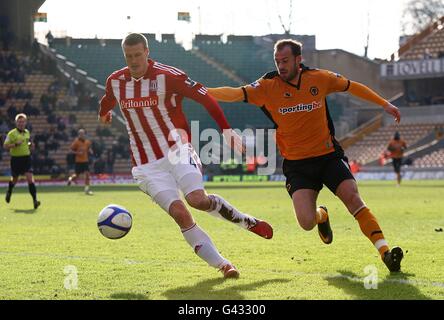 Fußball - FA Cup - vierte Runde - Wolverhampton Wanderers gegen Stoke City - Molineux. Robert Huth von Stoke City (links) und Steven Fletcher von Wolverhampton Wanderers (rechts) in Aktion Stockfoto