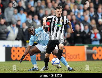 Fußball - FA Cup - vierte Runde - Notts County / Manchester City - Meadow Lane. Alan Gow von Notts County (rechts) und Micah Richards von Manchester City (links) kämpfen um den Ball Stockfoto