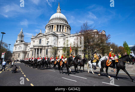 Haushalt Kavallerie und Soldaten vorbei, St. Pauls Cathedral in London als Teil von Queens Geburtstagsfeiern Stockfoto