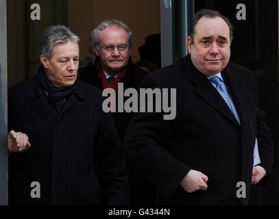 (Links - rechts) Nordirland erster Minister Peter Robinson, Der stellvertretende Premierminister von Nordirland, Martin McGuinness, und der schottische erste Minister, Alex Salmond, treten aus dem Kabinett in London hervor, nachdem sie sich getroffen haben, um eine gemeinsame Erklärung vor der britischen Regierung zu diskutieren, in der sie Maßnahmen zum Schutz der Wirtschaft fordern. Stockfoto