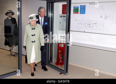Die britische Königin Elizabeth II. Tritt neben dem Vorstandsvorsitzenden Dr. Wolfgang Palm an, während sie Palm Paper in King's Lynn, Norfolk, besucht. Stockfoto