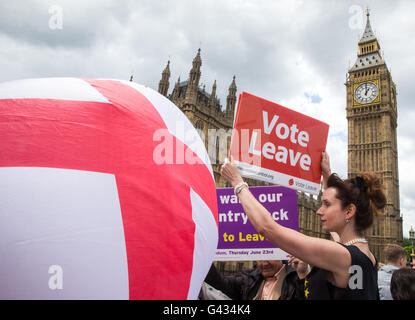 Lassen Sie Anhänger Uhr von Westminster Bridge - Nigel Farage, der Führer der Ukip, schließt sich eine Flottille außerhalb des Parlaments Stockfoto