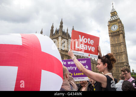 Lassen Sie Anhänger Uhr von Westminster Bridge - Nigel Farage, der Führer der Ukip, schließt sich eine Flottille außerhalb des Parlaments Stockfoto