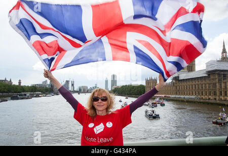 Lassen Sie Anhänger Uhr von Westminster Bridge - Nigel Farage, der Führer der Ukip, schließt sich eine Flottille außerhalb des Parlaments Stockfoto