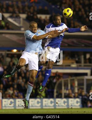 Fußball - Barclays Premier League - Birmingham City / Manchester City - St. Andrew's. Vincent Kompany (links) von Manchester City und Cameron Jerome (rechts) von Birmingham City in Aktion Stockfoto