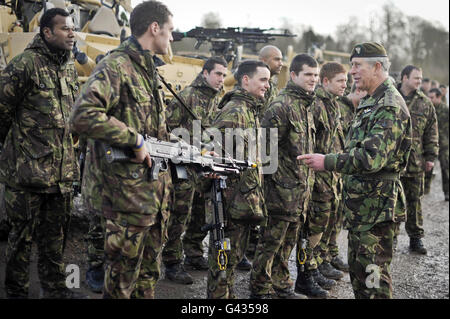 Der Prinz von Wales trifft sich mit Soldaten des 3. Bataillons, dem Mercischen Regiment (Staffords), die in der Salisbury-Ebene trainieren, während sie sich darauf vorbereiten, im nächsten Monat Einsätze nach Afghanistan zu machen. Stockfoto