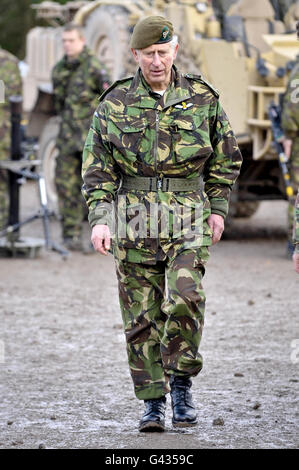 Der Prinz von Wales bei einem Besuch in der Salisbury-Ebene, wo er Soldaten des 3. Bataillons, des Mercian Regiments (Staffords), traf, die trainieren, um im nächsten Monat Einsätze nach Afghanistan zu planen. Stockfoto