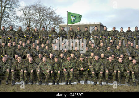 Der Prinz von Wales (Front, Mitte) posiert für ein Foto mit Soldaten des 3. Bataillons, des Mercischen Regiments (Staffords), die auf der Salisbury-Ebene trainieren, während sie sich darauf vorbereiten, im nächsten Monat Einsätze nach Afghanistan zu machen. Stockfoto