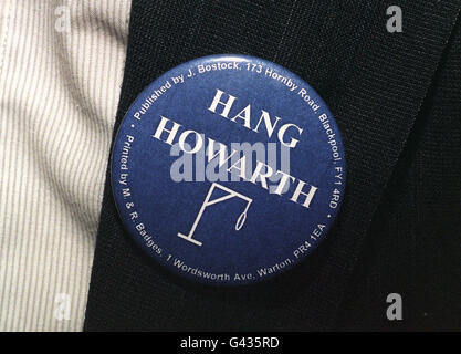 Ein Knopfabzeichen mit dem Slogan „Hang Howarth“, das auf der Konferenz der Konservativen Partei zum Verkauf angeboten wird. Alan Howarth, konservativer Abgeordneter für Stratford-on-Avon, ist letzte Woche zur Labour-Partei übergelaufen. Stockfoto