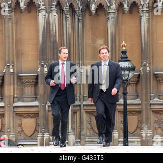 Der Labour-Vorsitzende Tony Blair (rechts) überquert heute (Mittwoch) mit seinem neuen Abgeordneten Alan Howarth im Unterhaus den Weg. Herr Howarth trat am Wochenende aus der Tory-Partei zurück und ging zum Plenum, um der Labour-Partei beizutreten. Stockfoto