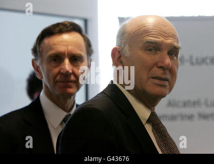 Wirtschaftsminister Vince Cable (rechts) und Minister für Handel und Investitionen Lord Green bei einem Besuch in Alcatel Lucent in Greenwich, Süd-Ost-London. Stockfoto