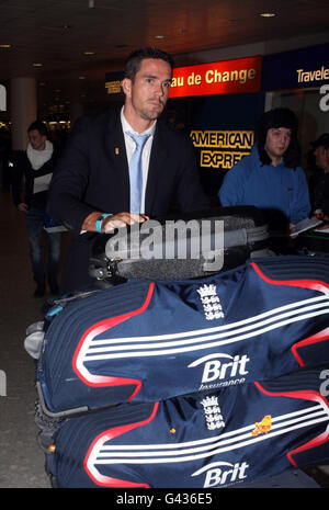 Cricket - England Ankunft von Australien - Heathrow Airport. Der englische Kevin Pietersen kommt am Londoner Flughafen Heathrow an, als das Team von der Ashes Series in Australien zurückkehrt. Stockfoto