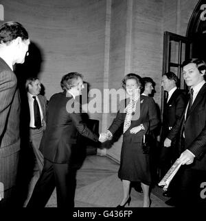 Die Premierministerin Margaret Thatcher besucht die Büros der Fleet Street der britischen Nachrichtenagentur Press Association. Sie wird von dem Vorsitzenden der PA, Christopher Dicks, begrüßt Stockfoto