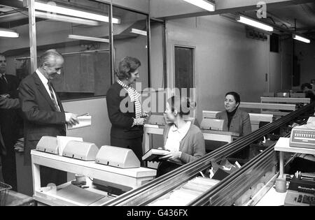 Die Premierministerin Margaret Thatcher besucht die Fleet Street Büros der Press Association, Großbritanniens nationale Nachrichtenagentur. Stockfoto