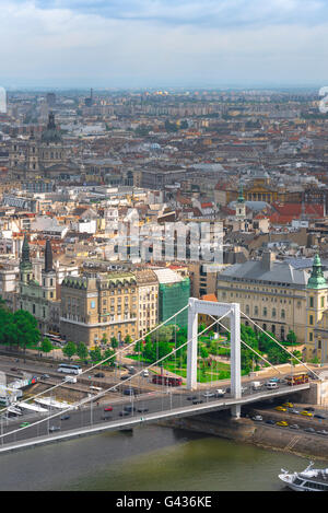 Budapester Stadtbild, Luftaufnahme des Belvaros Bereich von Budapest mit dem Erzsebet hid (Brücke) im Vordergrund, Ungarn. Stockfoto