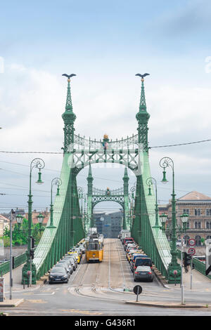 Blick auf den Verkehr auf der Szabadsag-Brücke in Budapest, Ungarn. Stockfoto