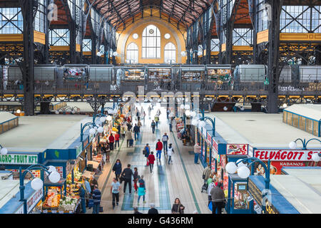Budapest Markt, Blick auf das Innere des Großen Marktes in der Jozsefvaros-Gegend von Budapest, Ungarn. Stockfoto