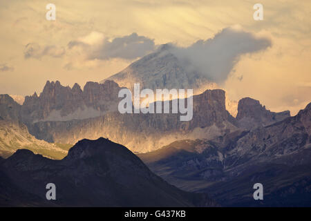 Antelao hinter Croda da Lago, Formin, abends nach dem Gewitter von Sella, Dolomiten, Italien Stockfoto