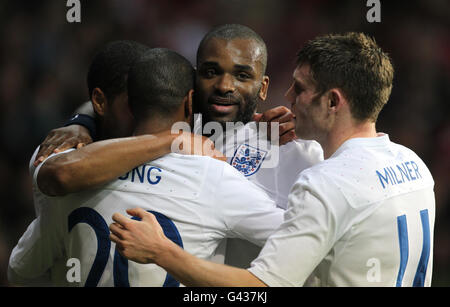 Die Engländerin Ashley Young (2. Links) feiert mit den Teamkollegen Glen Johnson (links), Darren Bent (Mitte) und James Milner, nachdem sie den zweiten Treffer seiner Seite erzielt hatte Stockfoto