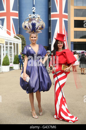 Natalia Kapchuk (links) mit einem Freund am Tag vier der Royal Ascot 2016 auf dem Ascot Racecourse. Stockfoto