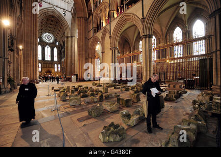 Alte Steinarbeiten, die ursprünglich Teil der Struktur des Gebäudes waren und zwischen dem 13. Und 19. Jahrhundert datiert wurden, wurden im York Minster ausgestellt, um den Leuten die Möglichkeit zu geben, die Grundstücke vor einer öffentlichen Auktion zu besichtigen. Der Verkauf wird gehofft, über zwanzigtausend Pfund in Richtung der York Minster Restoration Fund zu sammeln. Stockfoto