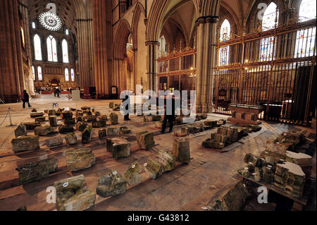 Alte Steinarbeiten, die ursprünglich Teil der Struktur des Gebäudes waren und zwischen dem 13. Und 19. Jahrhundert datiert wurden, wurden im York Minster ausgestellt, um den Leuten die Möglichkeit zu geben, die Grundstücke vor einer öffentlichen Auktion zu besichtigen. Der Verkauf wird gehofft, über zwanzigtausend Pfund in Richtung der York Minster Restoration Fund zu sammeln. Stockfoto