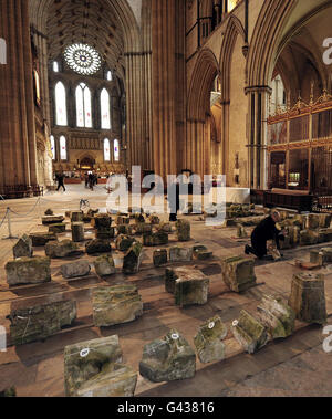 Alte Steinarbeiten, die ursprünglich Teil der Struktur des Gebäudes waren und zwischen dem 13. Und 19. Jahrhundert datiert wurden, wurden im York Minster ausgestellt, um den Leuten die Möglichkeit zu geben, die Grundstücke vor einer öffentlichen Auktion zu besichtigen. Der Verkauf wird gehofft, über zwanzigtausend Pfund in Richtung der York Minster Restoration Fund zu sammeln. Stockfoto