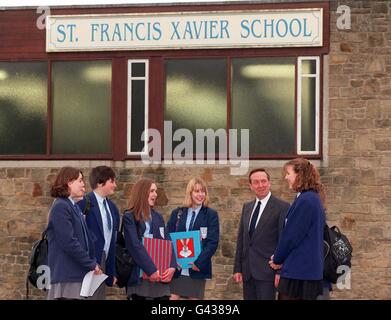 Dies wird unter dem strikten Verständnis, dass keine Annäherung an eine Schule, Bildungsbehörde oder Organisation über ihre Inhalte vor dem Zeitpunkt des Embargos gemacht: Top of the Class! Schüler der Francis Xavier School in Richmond, North Yorkshire, mit ihrem Schulleiter Roger Sparks nach der Ankündigung war es die am besten verbesserte Schule im Land.SE PA Story EDUCATION Table Best. Foto von John Giles.PA. Stockfoto