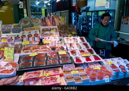 Der beliebte Ameya Yokocho Markt in Tokio, Japan Credit © Fabio Mazzarella/Sintesi/Alamy Stock Photo Stockfoto