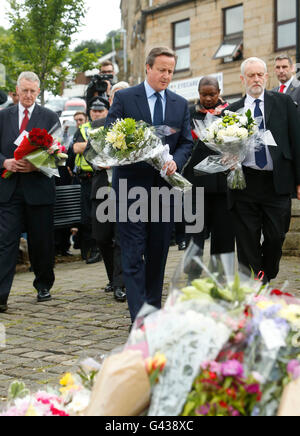 Von links nach rechts: Shadow Außenministerin Hilary Benn, Premierminister David Cameron, Sprecher der Kaplan Reverend Rose Hudson-Wilkin und Labour-Partei Führer Jeremy Corbyn legen Blumen in Birstall, West Yorkshire, nachdem Labour MP Jo Cox wurde erschossen und in der Straße vor ihrem Wahlkreis Beratung Chirurgie erstochen. Stockfoto