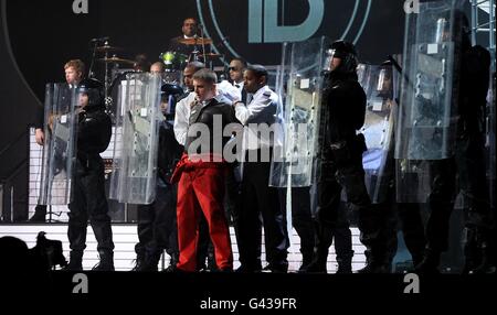 Brit Awards 2011 - Show - London. Plan B tritt während der Brit Awards 2011 in der O2 Arena, London, auf der Bühne auf. Stockfoto