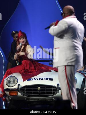 CEE Lo Green und Paloma Faith treten während der Brit Awards 2011 in der O2 Arena, London, auf. Stockfoto