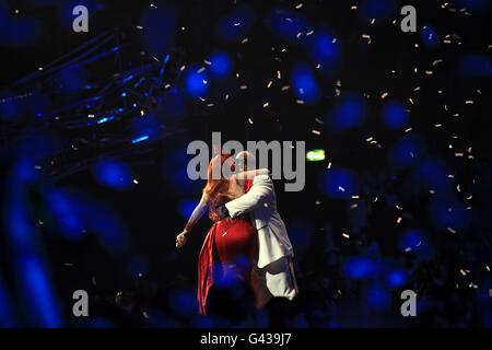 CEE Lo Green und Paloma Faith treten während der Brit Awards 2011 in der O2 Arena, London, auf. Stockfoto