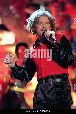 Mick Hucknall von Simply Red spielt seine Hit-Single 'Fairground' bei einer hochkarätig besetzten britischen Preisverleihung im Londoner Earl's Court. Stockfoto
