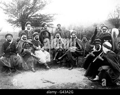 Marokkanische Soldaten der französischen Armee unterhalten ihre Häuptlinge mit traditioneller Musik. Diese Truppen dienen als Kavallerie mit dem 19. Armeekorps der französischen Armee. Stockfoto