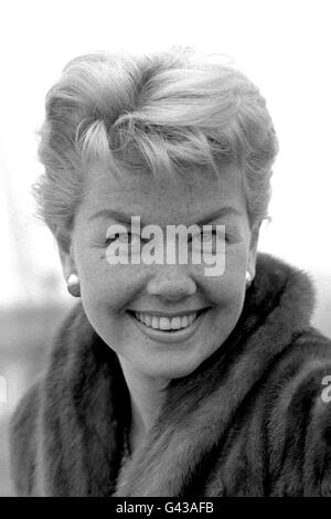 Bibliotheksfiler 487734 vom 1955 der amerikanischen Schauspielerin Doris Day, die am Mittwoch, 3. April ihren 72. Geburtstag feiert. PA. (Nur Schwarzweiß) Stockfoto