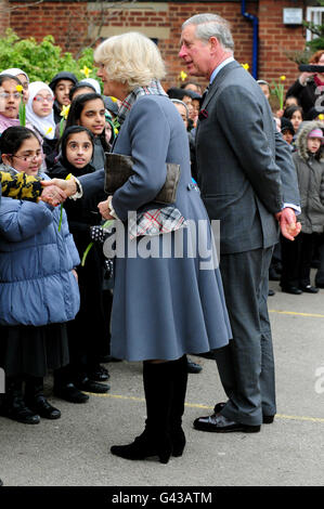 Prinz Charles und die Herzogin von Cornwall treffen Kinder bei einem Besuch im Royal Crown Derby in Derby. Stockfoto