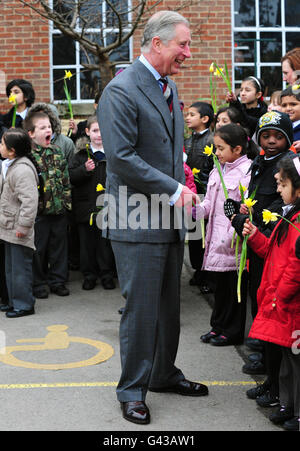 Prinz Charles trifft Kinder bei einem Besuch im Royal Crown Derby in Derby. Stockfoto