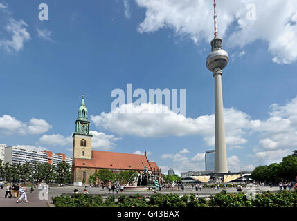 Fernsehturm TV Fernsehen Turm Marienkirche (Marienkirche) und Neptunbrunnen Berlin (in der Nähe von Alexander Platz) Spandauer Straße Mitte Berlin Deutschland Stockfoto