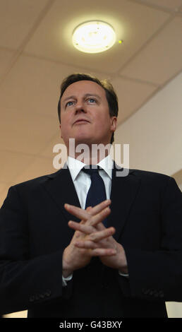 Premierminister David Cameron bei einem Besuch im St. Charles Centre for Health and Wellbeing in Kensington, London. Stockfoto