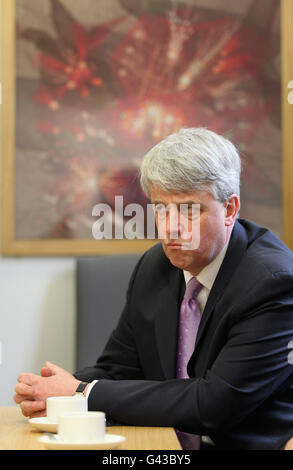 Gesundheitsminister Andrew Lansley trifft sich mit dem GPS- und Krankenhausmanagement während eines Besuchs im St. Charles Centre for Health and Wellbeing in Kensington, London. Stockfoto