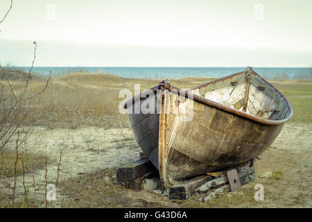 Verrosteten Boot gestrandet am Ufer des Lake Huron. Stockfoto