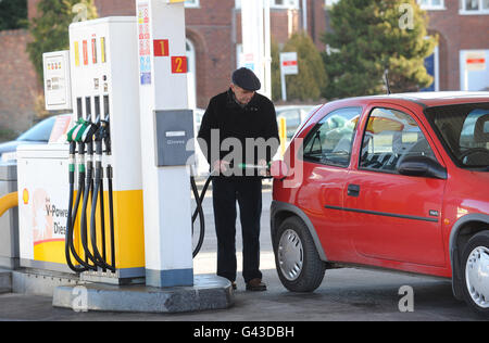 Ein Mann füllt sein Auto mit Kraftstoff bei einem Shell-Tankstelle Stockfoto