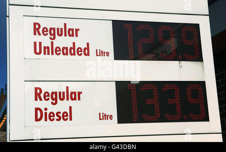 Eine allgemeine Ansicht eines Shell-Kraftstoffpreiszeichens bei Eine Tankstelle Stockfoto