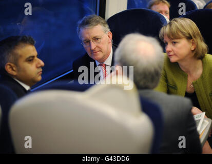 Die Schattenführerin des Unterhauses Hilary Benn (Mitte) mit Shadow Home Secretary Yvette Cooper (rechts) und Shadow Lord Chancellor Sadiq Khan (links), während sie mit dem Zug nach Newcastle zu einem Schattenkabinetreffen reisen. Stockfoto