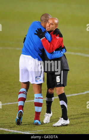 Burnleys Clarke Carlisle umarmt während der Zeit den James Chambers von Doncaster Rovers (rechts) Das Aufwärmen Stockfoto