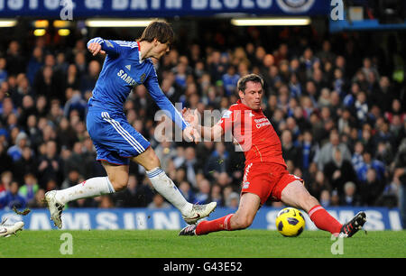 Chelseas Fernando Torres (links) hat einen HIS-Schuss blockiert Liverpools Jamie Carragher Stockfoto